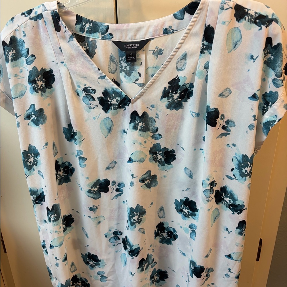Simply Vera Vera Wang Blue Floral V-Neck Blouse